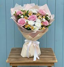 Букет цветов из:  Гвоздики, Орхидеи и Розы в Крапивна