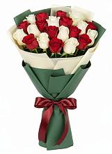 Букет Микс из красных и белых роз в Крапивна