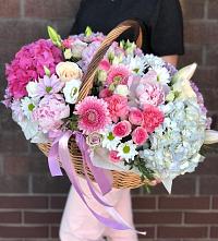Цветочная композиция из Розы, Хризантемы, Пионы и Лизиантусы в корзине #REPLACE_PRED# Крапивна
