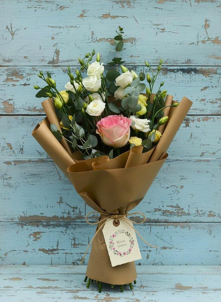 Букет цветов из: Розы и Лизиантусы в Крапивна