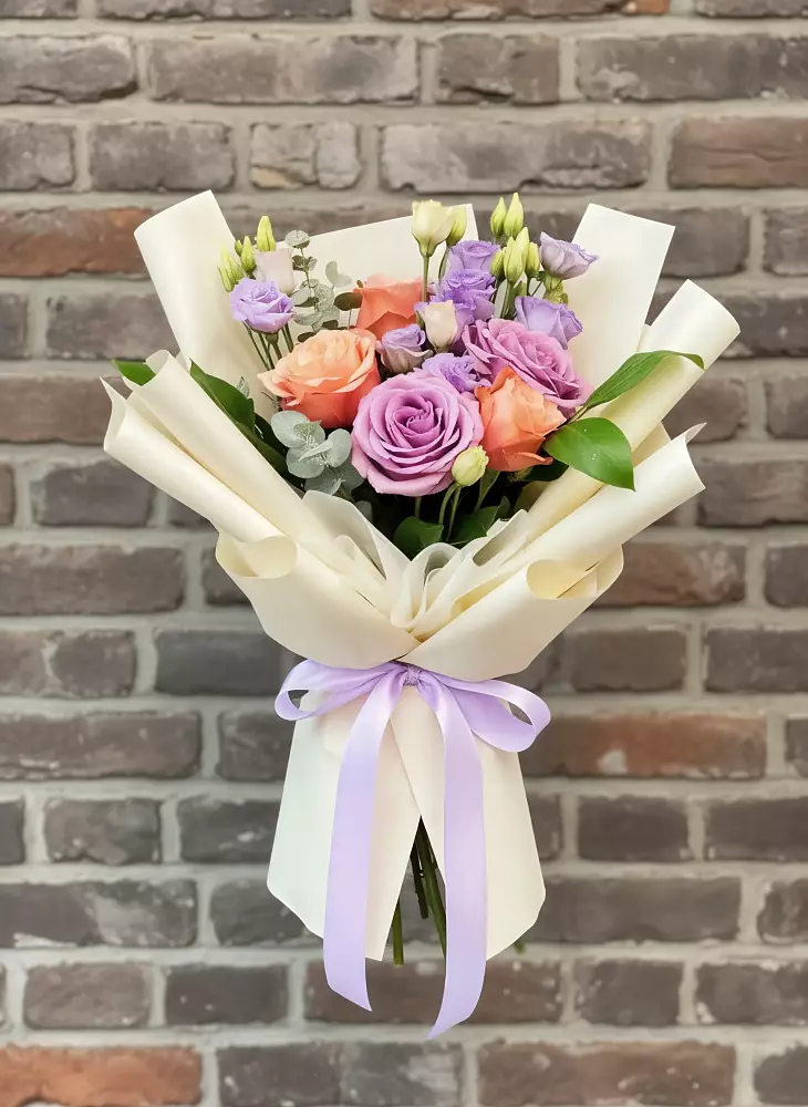 Букет цветов из: Лизиантусы и Розы в Крапивна