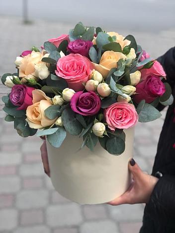 Цветочная композиция из Розы в шляпной коробке в Крапивна