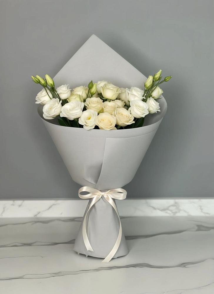 Букет цветов из: Розы и Лизиантусы в Крапивна