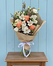 Букет цветов из:  Альстромерии, Лизиантусы, Розы и Хризантемы в Крапивна