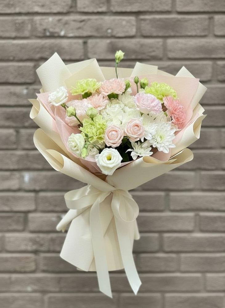 Букет цветов из: Гвоздики, Розы, Лизиантусы и Хризантемы в Крапивна