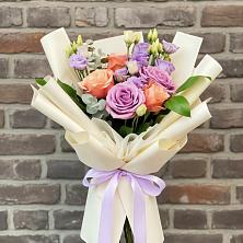 Букет цветов из:  Лизиантусы и Розы в Крапивна