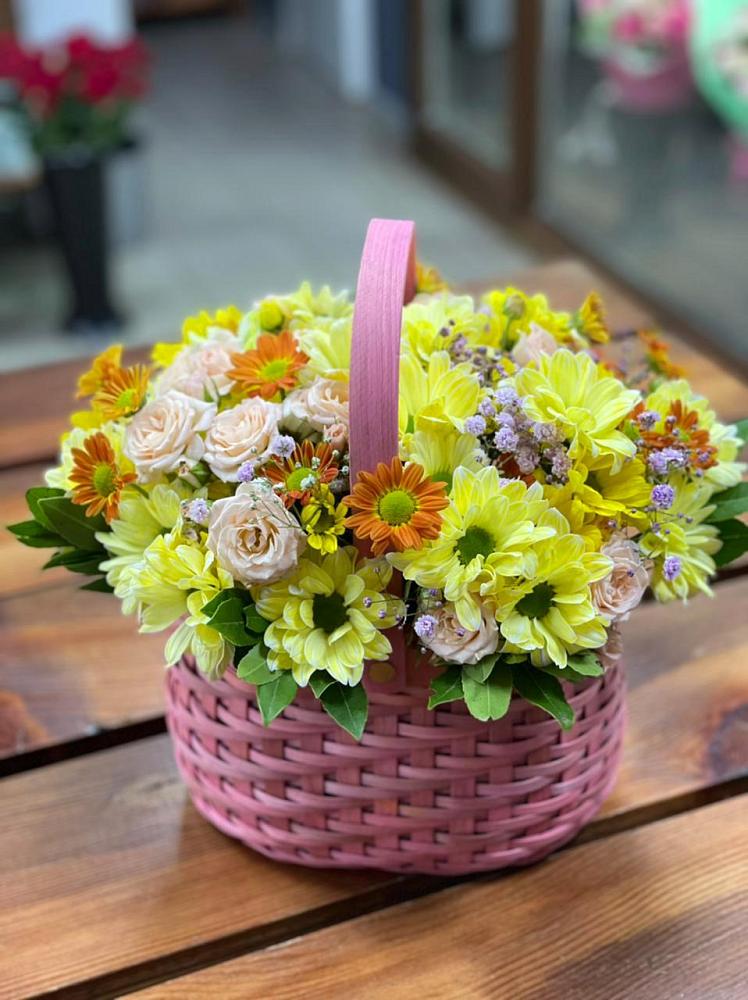 Цветочная композиция из Хризантемы и Розы в корзине в Крапивна