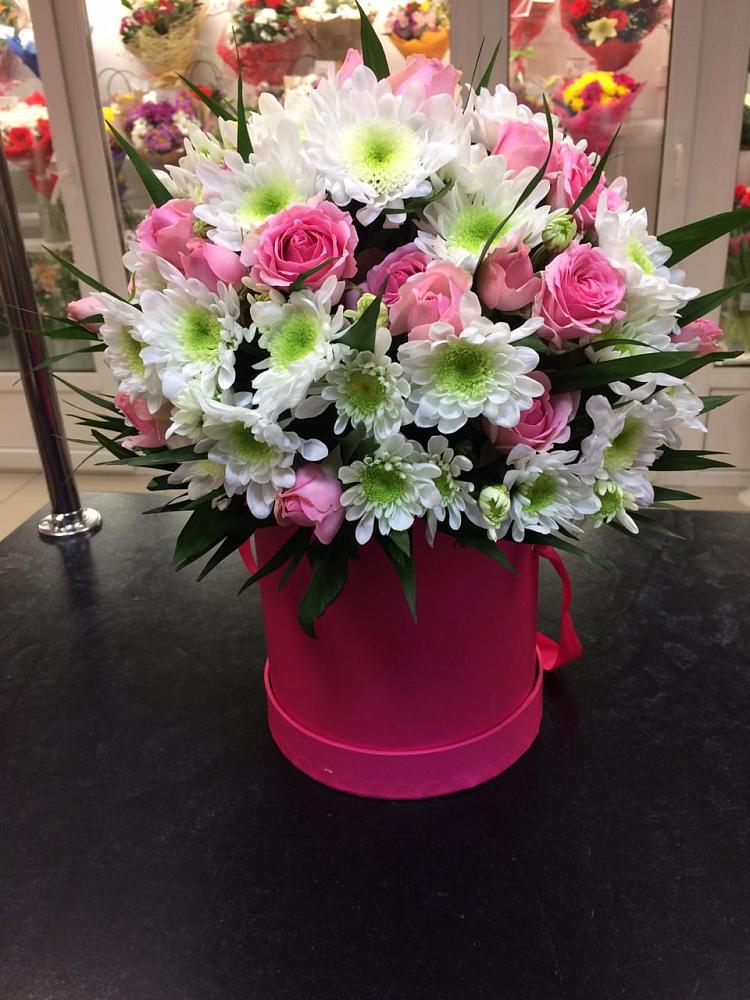 Цветочная композиция из Розы и Хризантемы в шляпной коробке в Крапивна