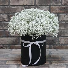 Цветочная композиция из Гипсофила в шляпной коробке в Крапивна